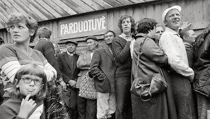 Eilė prie parduotuvės Auk&scaron;tadvaryje. Trakų r., 1986 m.