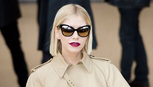 Leigh Lezark vilki &bdquo;Burberry&ldquo; paltą