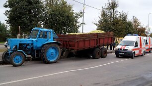 Raseiniuose traktorius partrenkė vyrą.