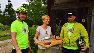 Paspirtukininkai i&scaron; Ventės pasiekė Karklę, kur buvo pasitikti su gintaru