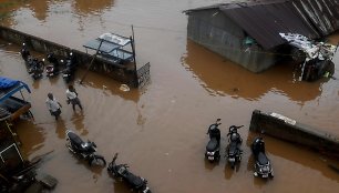 Pietų Indijoje ciklonas Nivar pareikalavo mažiausiai trijų gyvybių