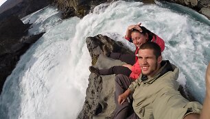 Juozapas ir Ingrida Islandijoje prie Godafoss krioklio