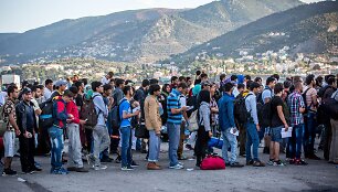 Migrantai laipinami į keltą, juos nuplukdysiantį į Atėnus.