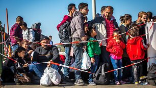 Migrantai kerta Vengrijos &ndash; Austrijos sieną