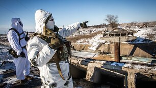 Ukrainos jūrų pėstininkų patrulis  &scaron;alia susprogdinto tilto griuvėsių