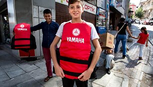 Izmire Turkijoje klesti prekyba gelbėjimosi liemenėmis ir kitomis prekėmis pabėgėliams
