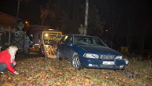 &bdquo;Volvo&ldquo; įvažiavo į Kauno kolegijos menų fakulteto vartus