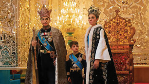 Irano &scaron;achas su žmona Farah ir vyresnėliu Reza