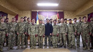 Volodymyras Zelenskis ir Ukrainos kariai / HANDOUT / AFP