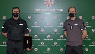 Klaipėdos apskr. VPK Licencijavimo skyriaus vir&scaron;ininkas Aidas &Scaron;lečkus ir Palangos m. PK Veiklos skyriaus vyresnysis tyrėjas Darius Vambutas yra apdovanoti Sausio 13-tosios atminimo medaliais.