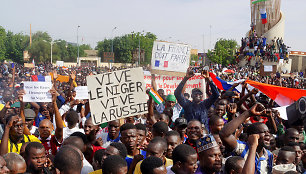 Protestai Nigeryje – ant plakatų parašyta „Tegyvuoja Rusija!“