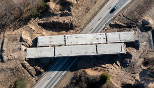 Visiškai sustoję viaduko remonto darbai Trakų plente