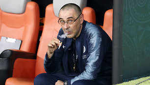 Maurizio Sarri parūko ir sėdėdamas prie futbolo aikštės.