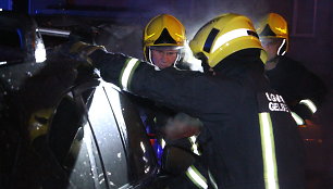 300 eurų žala: Rokiškio rajone, padegtas automobilis VW – apdegė sėdynė, aprūko salonas