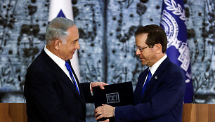 Izraelis prisaikdina naują parlamentą, B.Netanyahu tariasi dėl vyriausybės