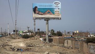 Ry&scaron;kus kontrastas tarp reklamų ir nykaus Peru peizažo