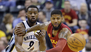 Paulas George'as (de&scaron;inėje) ir Tony Allenas