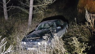 Girtas vairuotojas nesugebėjo suvaldyti savo BMW ir nuriedėjo nuo kelio.