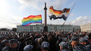 Teisėsaugos pareigūnai blokada prieš LGBT bendruomenės mitingą