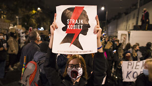 Lenkijoje tęsiasi protestai prie&scaron; beveik visi&scaron;ką abortų draudimą