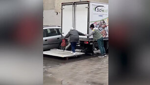 &Scaron;irdis tirpdo sunkvežimio vairuotojo poelgis &ndash; moteriai padėjo pasiekti automobilį
