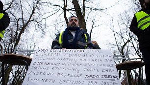 Darbuotojai iš Turkijos skelbia bado streiką