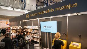 Lietuvos nacionalinio muziejaus stendas (5 salė, nr. 5.C02) Vilniaus knygų mugėje 