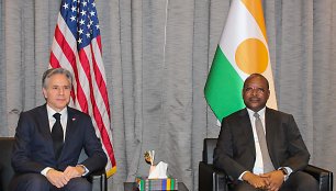 JAV valstybės sekretorius Antony Blinkenas ir Nigerio prezidentas Mohamedas Bazoumas