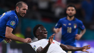 Giorgio Chiellini pražanga prie Bukayo Saka