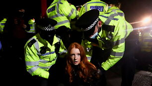 Londono policija sulaiko moterį Sarah Everard gedėjime