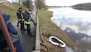 Teršalų stabdymo darbai Nemune