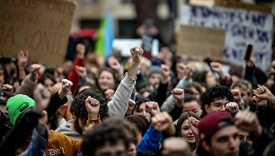 Profsąjunga: į protestą prieš pensijų reformą Paryžiuje susirinko 0,5 mln. žmonių