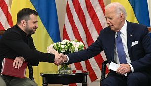 Ukrainos prezidentas Volodymyras Zelenskis ir JAV vadovas Joe Bidenas