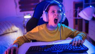 Vaikas žaidžia kompiuterinį žaidimą