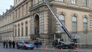 Policija nusikaltimo vietoje &scaron;alia mobilaus lifto, kuriuo pasinaudojo nusikaltėliai