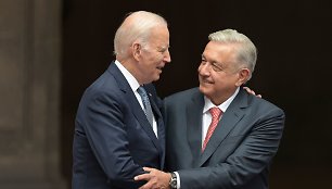 Meksikos prezidentas Andresas Manuelis Lopezas Obradoras ir JAV lyderis Joe Bidenas