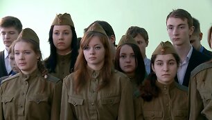 Kadras i&scaron; filmo &bdquo;Dvi vaikystės&ldquo; (rež. Vladimir Golo vnev)