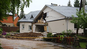 Pasvalyje atsivėrusi smegduobė užpilta moliu