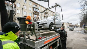 I&scaron;vežami sostinės gatves trukdantys valyti automobiliai