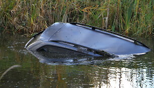 Automobilis vandenyje