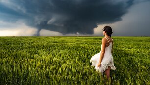 Drąsi fotosesija greta besiartinančio tornado Kanzase