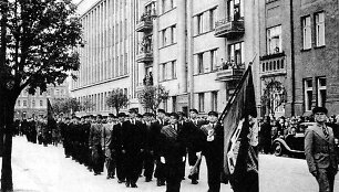 Paskutinė universiteto studentų korporacijų eisena 1940 m. birželio 13 d. Žygiuoja Ateitininkų sąjungos kolona (priekyje &ndash; Jonas Boruta).