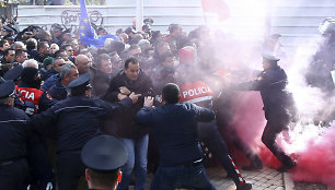 Susirėmimai prie Albanijos parlamento