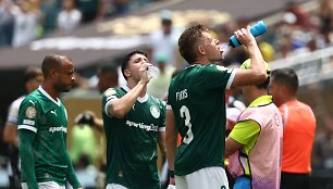 "Palmeiras" futbolininkai gaivinasi vandeniu per pasaulio futbolo klubų čempionato rungtynes.