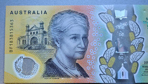 Australijos 50 dolerių nominalo banknotuose yra ra&scaron;ybos klaidų