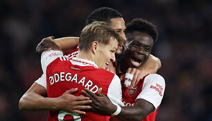 Martinas Odegaardas, Williamas Saliba ir Bukayo Saka 