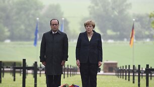 Francois Hollande'as ir Angela Merkel vokiečių karių kapinėse Konsanvua