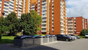 Klaipėdos Mi&scaron;ko kvartale sumontuoti konteineriai &ndash; tiesiai automobilių aik&scaron;telėje.