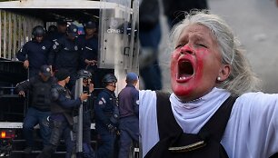 Riau&scaron;ių policija prie kalėjimo &bdquo;El Helicoide&ldquo; ir protestuotoja Venesueloje