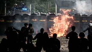 Masiniai protestai Indonezijoje: žmonės protestuoja prie&scaron; papildomas tūkstantines i&scaron;mokas parlamentarams